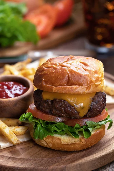 Cheeseburger Lettuce Tomato Toasted Bun French Fries Ketchup Wooden Platter — Foto de Stock
