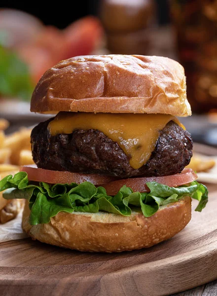 Closeup Cheeseburger Com Alface Tomate Uma Bandeja Madeira — Fotografia de Stock