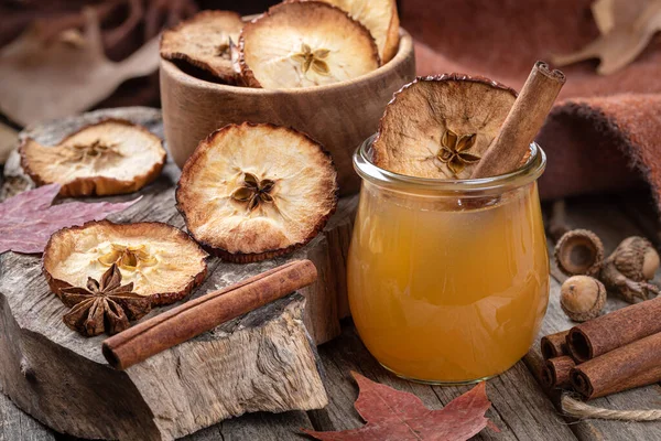 Glass Apple Cider Cinnamon Stick Dried Apple Chip Old Rustic — Stockfoto