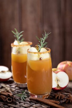 Elma şarabı kokteyli dilimlenmiş elmalar ve fotokopi alanı için koyu arka planda biberiye.