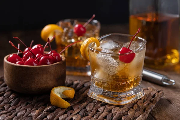 Altmodischer Cocktail Mit Orangenschale Und Kirsche Auf Einem Holztisch Mit — Stockfoto