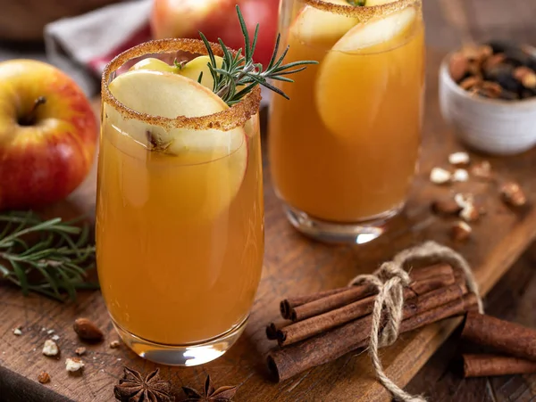 Closeup Apple Cider Cocktail Sliced Apples Rosemary Fresh Apples Background — Stock Photo, Image