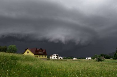 Dağların üzerinde fırtına bulutları