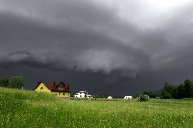 Bulutlu bir gökyüzünde fırtına bulutları