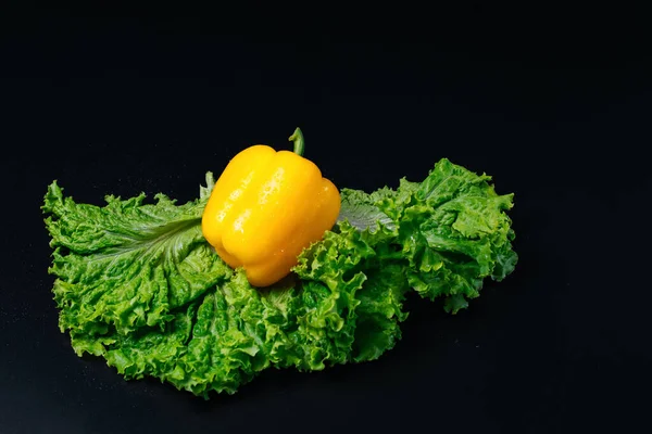 Marul yaprağında sarı dolma biber.