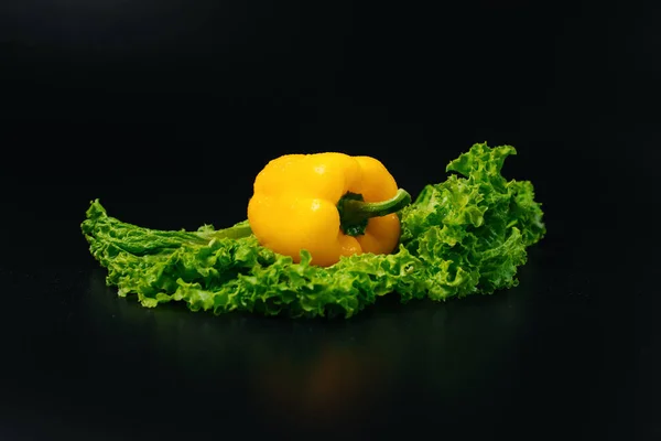 Marul yaprağında sarı dolma biber.