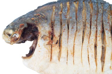 Vietnamca derin kızarmış balık beyaz arka plan üzerinde izole 