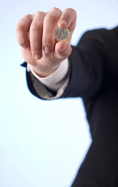 Un homme avec une pièce d'euro — Photo