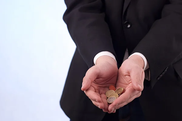 Мужские руки с монетами евро — стоковое фото