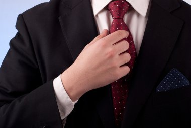 Takım elbiseli adam