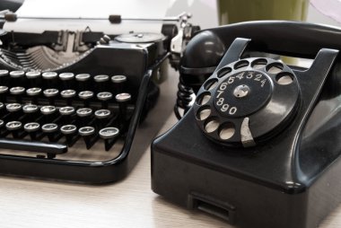 Vintage daktilo ve telefon