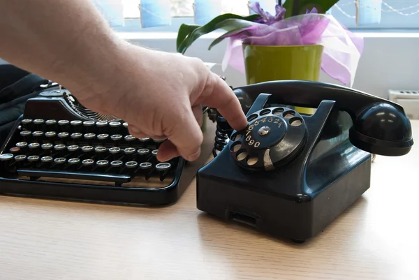 Mașină de scris vintage și telefon — Fotografie, imagine de stoc