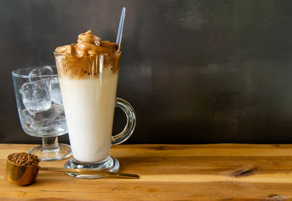 Dalgona Kaffee Kaffee Eisgetränk Koreanischen Stil Auf Dunklem Hintergrund Instant — Stockfoto