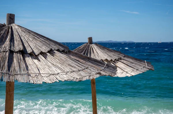 Dos Sombrillas Playa Croacia Mar Azul Cielo Fondo Fotos de stock