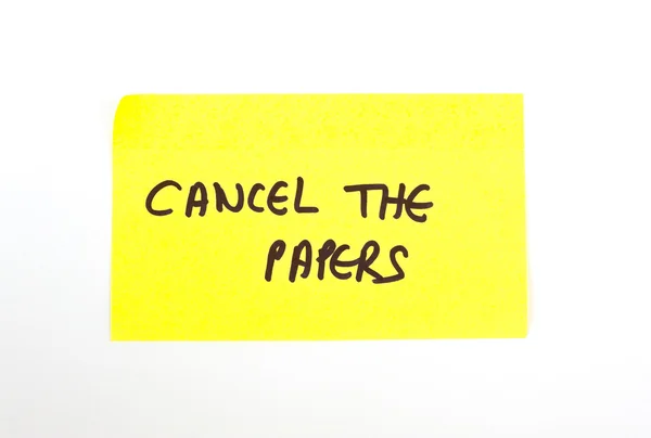 'Cancelar os papéis' escrito em uma nota pegajosa — Fotografia de Stock