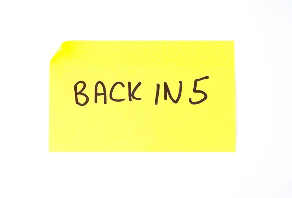"back in 5" steht auf einem Zettel — Stockfoto