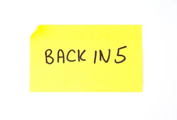 'Back In 5 'écrit sur une note collante — Photo