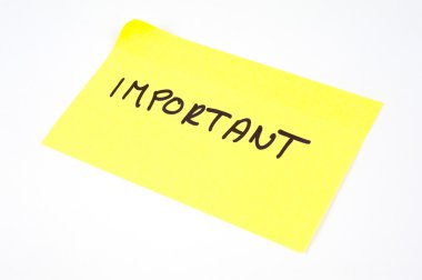 'Önemli' sarı yapışkan notu üzerinde yazılı