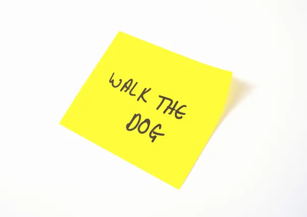 'Walk The Dog' escrito en una nota amarilla pegajosa — Foto de Stock