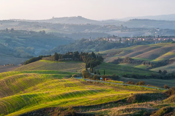 Weg naar de Italiaanse stad op het Toscaanse platteland. — Stockfoto