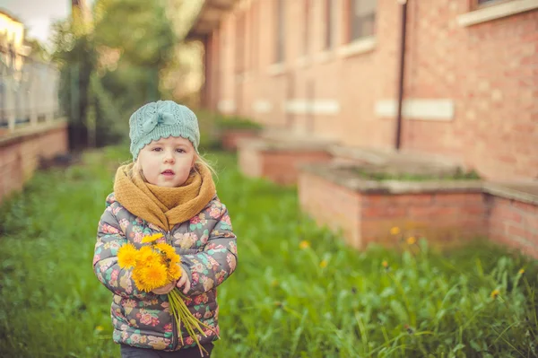 Usmívající se krásnou dívku whith květiny dárek — Stock fotografie