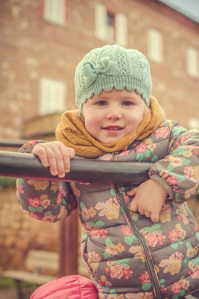 Pastel renklerde gülümseyen güzel kız — Stok fotoğraf