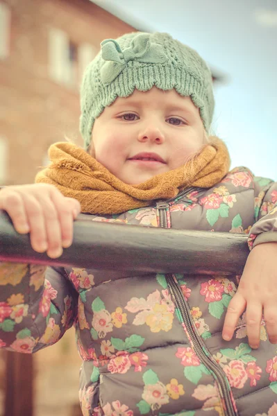 Lachende mooi meisje in pastel kleuren — Stockfoto