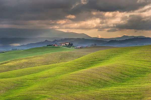 Campos ensolarados em Toscana, Italia — Fotografia de Stock