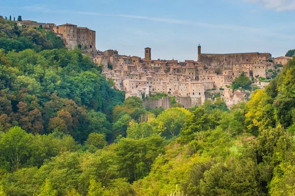 Den gamla staden i Toscana, på bergssluttningen, sorano i Italien — Stockfoto