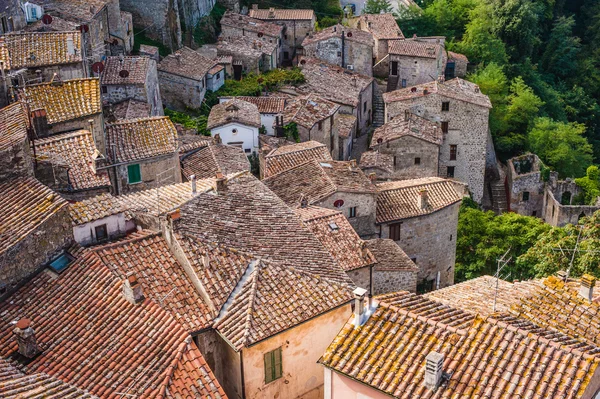 De oude stad in Toscane, op de heuvel, sorano in Italië — Stockfoto