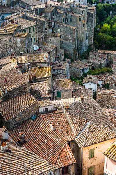 The old town in Tuscany, on the hillside, Sorano in Italy — Stock Photo, Image