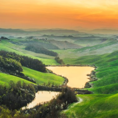 Tuscan yeşil bahar gün batımında, İtalya