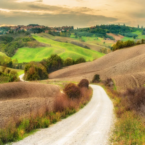 Sprężyny faliste pola w Toskanii, Włochy. — Zdjęcie stockowe
