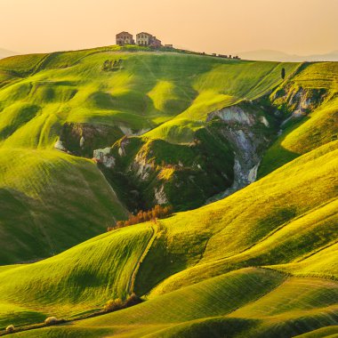 Tuscan yeşil bahar gün batımında, İtalya