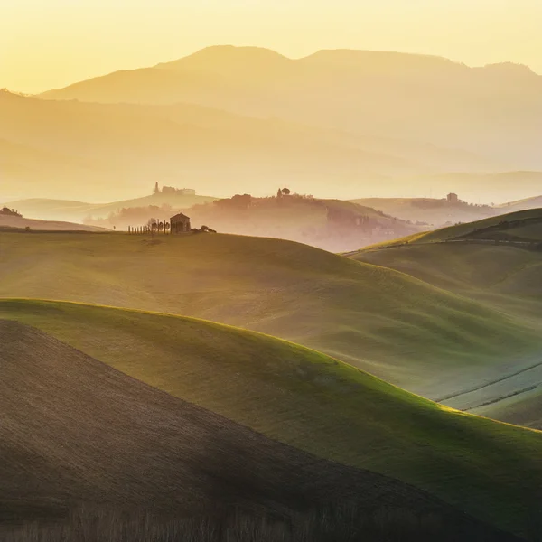 Sonnige Landschaften und schöne Morgenstunden auf den Feldern in der Toskana — Stockfoto