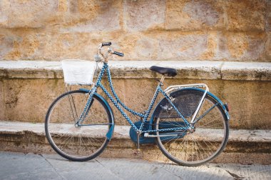 Bisiklet bir duvar tuscan anıt karşı iddia