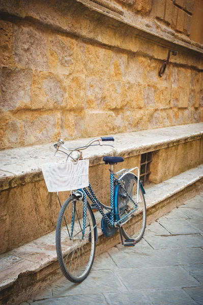 Mit dem Fahrrad gegen eine Mauer — Stockfoto