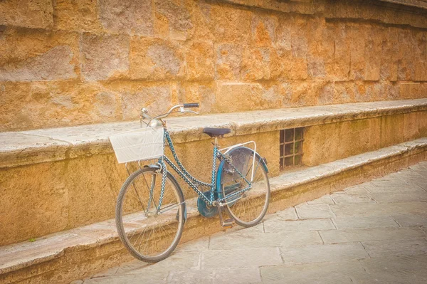 Alegando bicicleta contra una pared monumento toscano — Foto de Stock