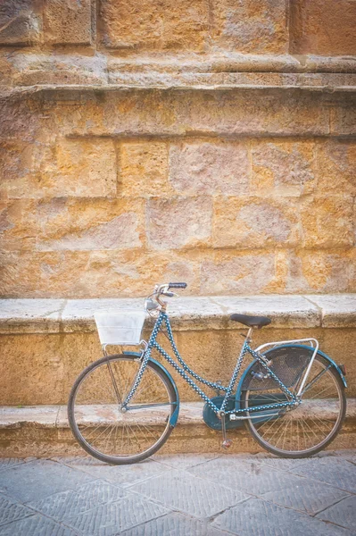 Alegando bicicleta contra una pared monumento toscano — Foto de Stock