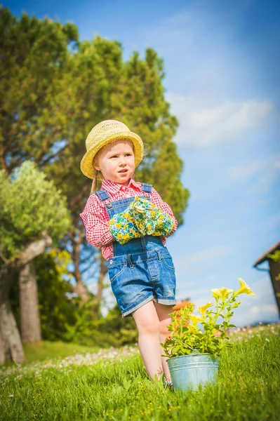 Kleiner Helfer auf dem grünen Rasen an einem Sommertag — Stockfoto