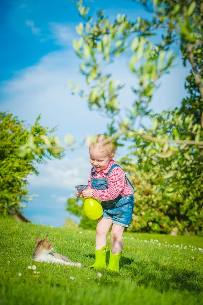 Little girl helping in the summer work in the garden — Stock Photo, Image