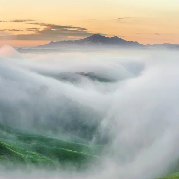 Gipfel des Berges umgeben von Nebel — Stockfoto