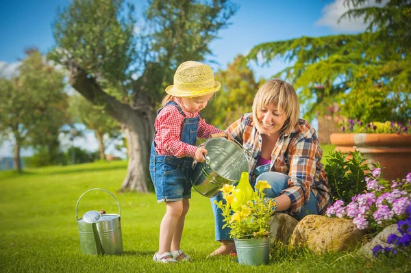küçük kızın annesi bahçede yardım