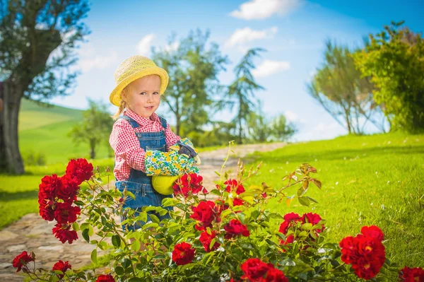 Malá holčička pomáhat matce v zahradě — Stock fotografie