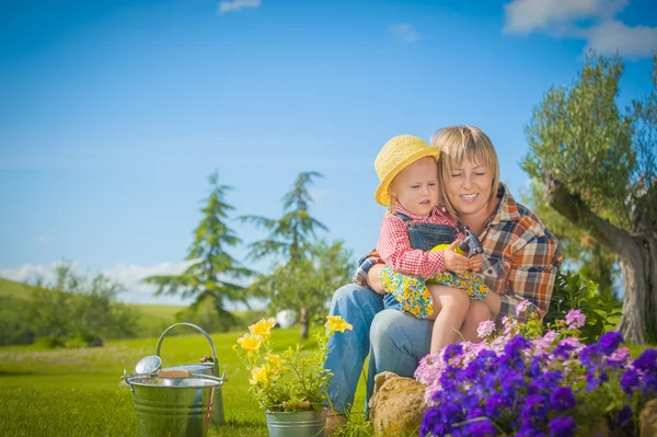 Little girl working with her mother in the garden — Stock Photo, Image