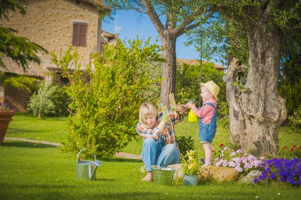 Little girl working with her mother in the garden — Stock Photo, Image
