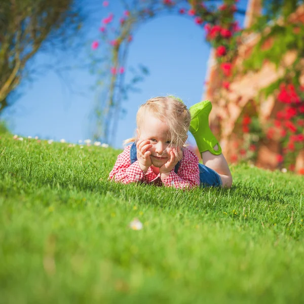 Mały pomocnik na zielonej trawie w letni dzień — Zdjęcie stockowe