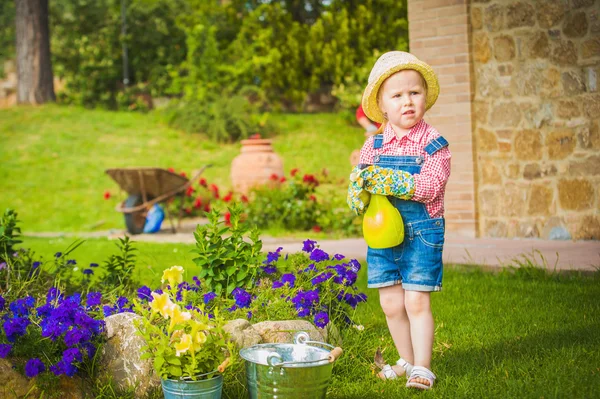 Piccolo aiutante sul verde l'erba in un giorno d'estate — Foto Stock