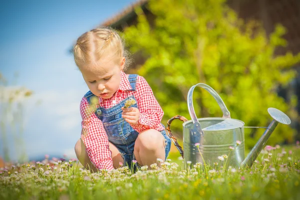 Liten flicka i Sommararbete s trädgård — Stockfoto