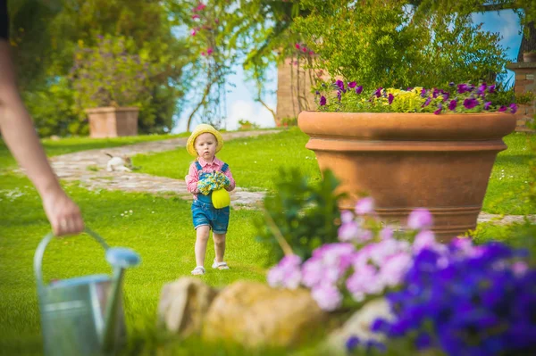 Klein meisje helpen haar moeder in de tuin — Stockfoto